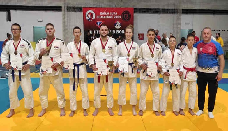 SEDAM MEDALJA ZA NIF, POSEBNA PRIZNANJA NIKOLI TRAJKOVIĆU I DANIJELI JOIĆ(izvor Alpres)