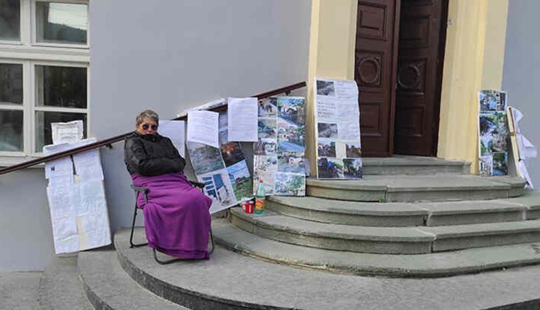 ОБНОВЉЕН ШТРАЈК ЉИЉАНЕ ПЕТРОВИЋ ДУГАЧКИ ИСПРЕД ОПШТИНЕ