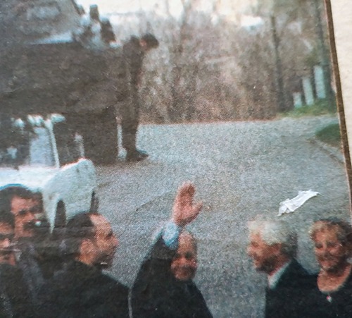 Фотографија из новина "Сведок" из 2001. На фотографији у првом плану се види Слободан Милошевић како поздравља своје присталице испред виле Мир, а у позадини транспортер Војске Југославије на које је наслоњен Александар Стојановић. Фотографија из новина "Сведок" из 2001.На фотографији у првом плану се види Слободан Милошевић како поздравља своје присталице испред виле Мир, а у позадини транспортер Војске Југославије на које је наслоњен Александар Стојановић.