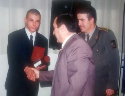 Додела медаље за допринос безбедности Владану Стојановићу у алексиначком Дому војске 2001. Додела медаље за допринос безбедности Владану Стојановићу у алексиначком Дому војске 2001.