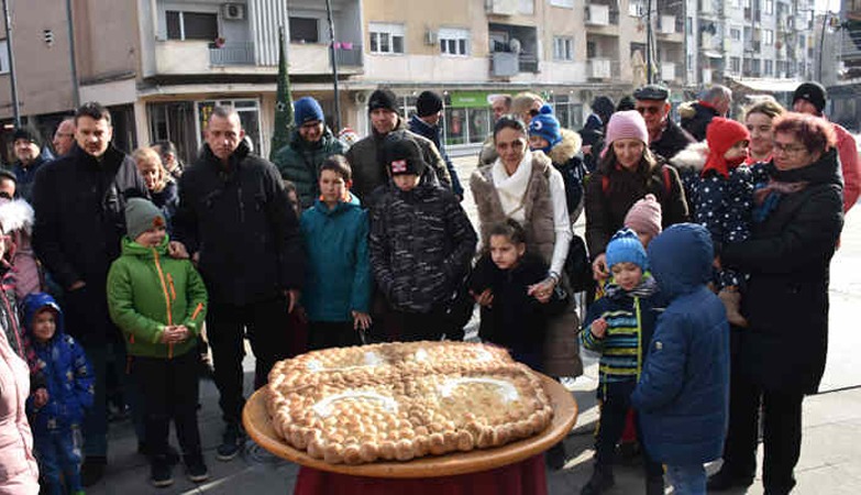 И ОВЕ ГОДИНЕ ДУКАТ У НОВОГОДИШЊОЈ ЧЕСНИЦИ