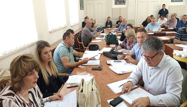 ОДБОРНИЦИ ОПОЗИЦИЈЕ НАКОН ЗАВРШЕТКА ЗАСЕДАЊА ОПШТИНСКОГ ПАРЛАМЕНТА