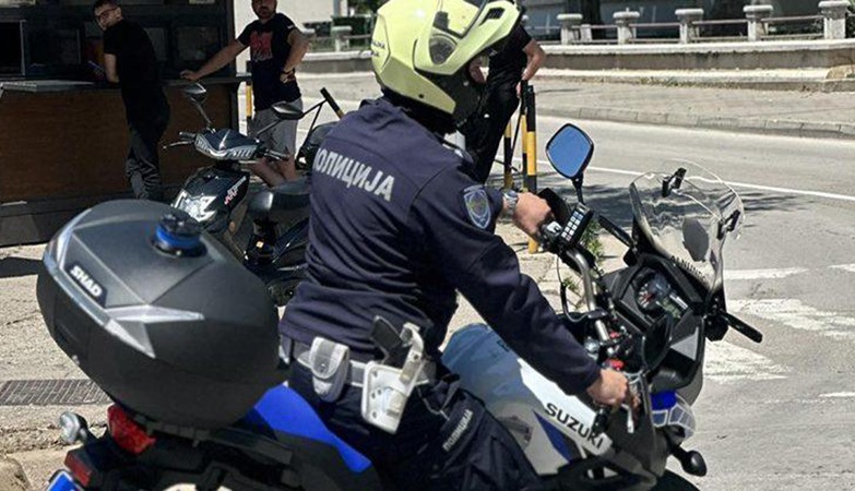 САОБРАЋАЈНИ ПОЛИЦАЈАЦ НА МОТОРУ У АЛЕКСИНАЧКОЈ ОПШТИНИ