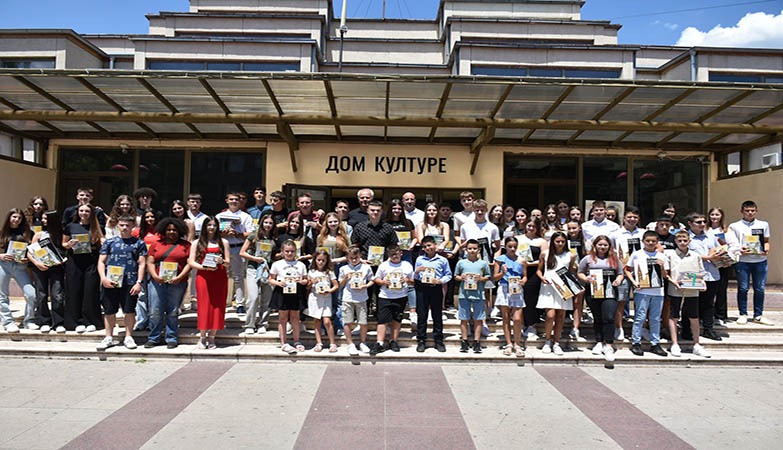 ДОДЕЛА НАГРАДА НАЈУСПЕШНИЈИМ УЧЕНИЦИМА