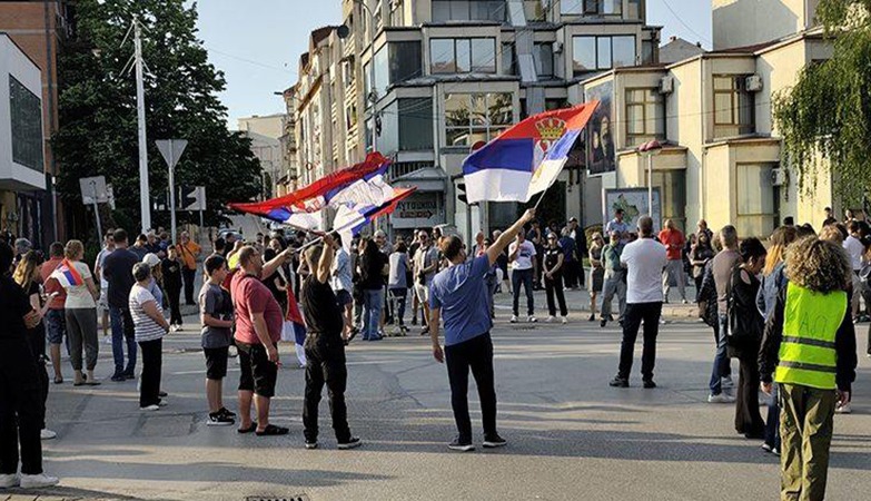 ТРОСАТНИ ПРОТЕСТ НА РАСКРСНИЦИ И ПОДРШКА ЗАХТЕВИМА ЗА ИЗБОРЕ