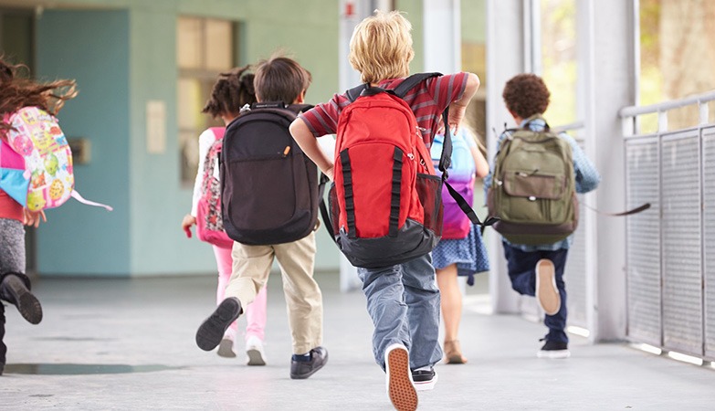 DA LI NAŠI ŠKOLARCI NOSE PRETEŠKE ŠKOLSKE TORBE?