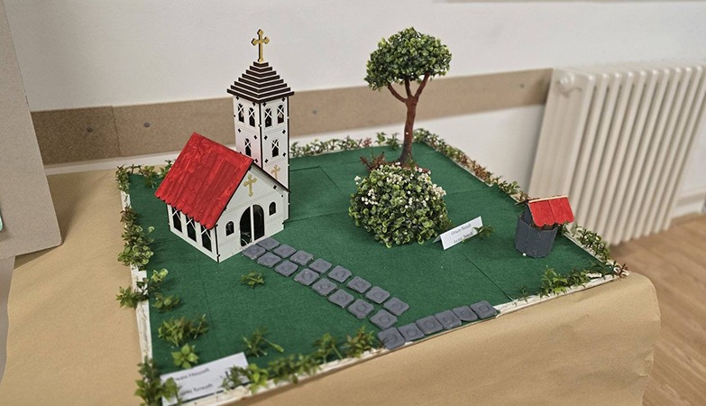 ИЗЛОЖБА „СВЕТЛОСТ СВЕТИЊА“ У ОШ „ВОЖД КАРАЂОРЂЕ“ У АЛЕКСИНЦУ