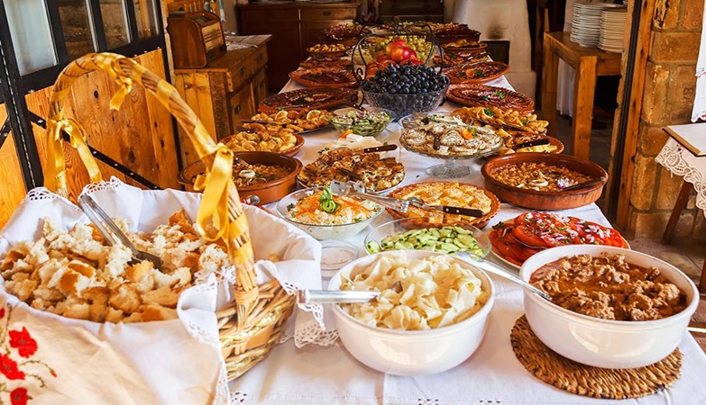 УМЕРЕНОСТ У ХРАНИ ПОСЛЕ ПОСТА – РЕЦЕПТ ЗА ШТО МАЊЕ СТОМАЧНИХ ЗДРАВСТВЕНИХ ПРОБЛЕМА