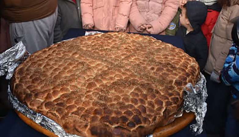 ЛОМЉЕЊЕ ЧЕСНИЦЕ НА ДАН СВЕТОГ ВАСИЛИЈА ВЕЛИКОГ