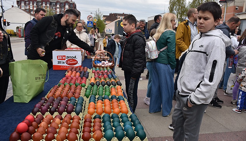 ТАКМИЧЕЊЕ У ТУЦАЊУ УСКРШЊИХ ЈАЈА ОКУПИЛО ВЕЛИКИ БРОЈ ГРАЂАНА